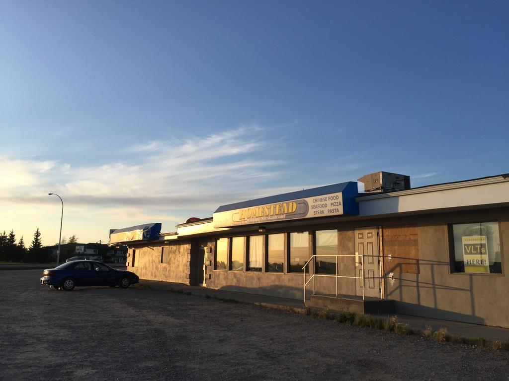 Wakiki Motel & Lounge Meadow Lake Exterior photo